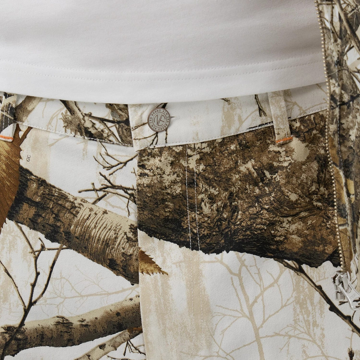 New Era Earthy Skin Real Tree Snow Oversized Shorts-kentox
