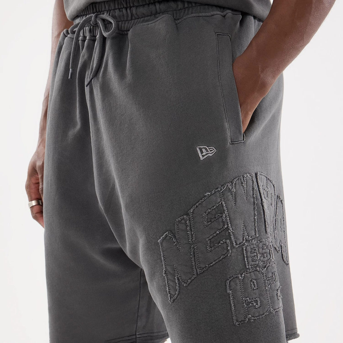 New Era Street Archived Black Oversized Shorts-kentox